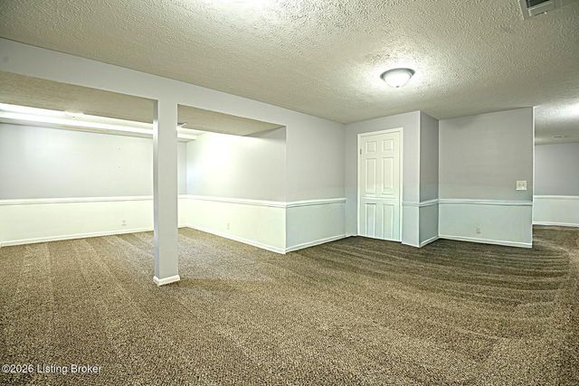 8208 Brookhollow Ct, Louisville, KY 40220