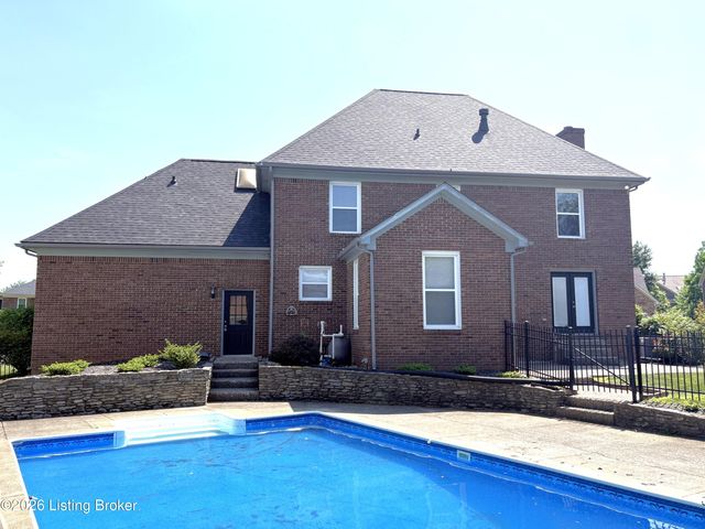 8208 Brookhollow Ct, Louisville, KY 40220