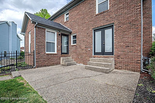 8208 Brookhollow Ct, Louisville, KY 40220