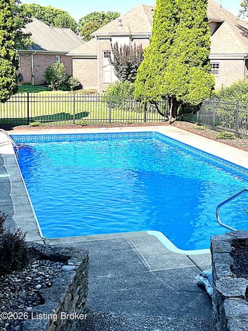 8208 Brookhollow Ct, Louisville, KY 40220