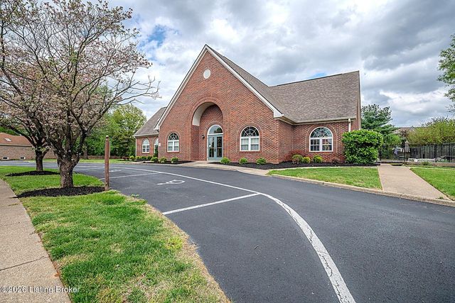 8208 Brookhollow Ct, Louisville, KY 40220