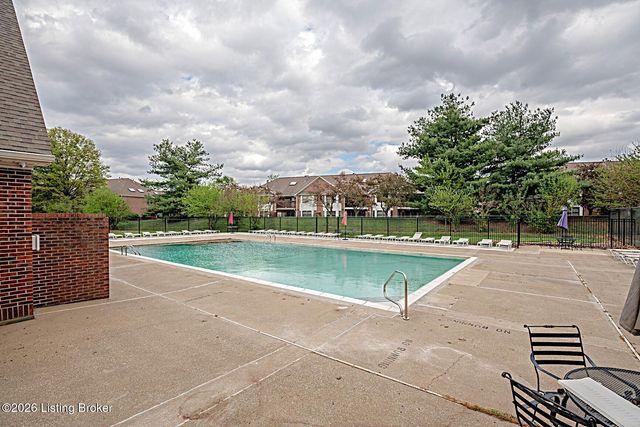 8208 Brookhollow Ct, Louisville, KY 40220