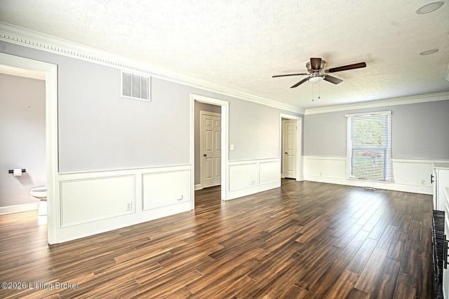 8208 Brookhollow Ct, Louisville, KY 40220