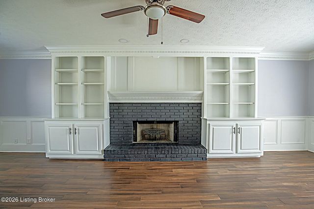 8208 Brookhollow Ct, Louisville, KY 40220