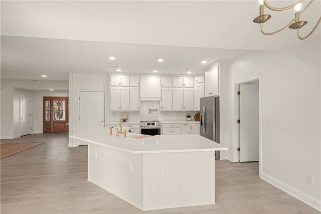 2 Granshire Lane, Bella Vista, AR 72714