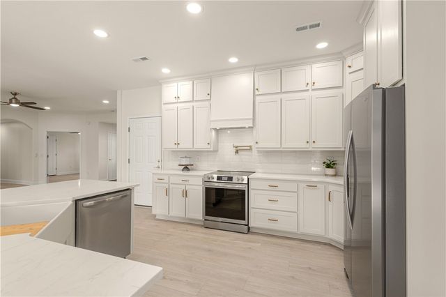 2 Granshire Lane, Bella Vista, AR 72714