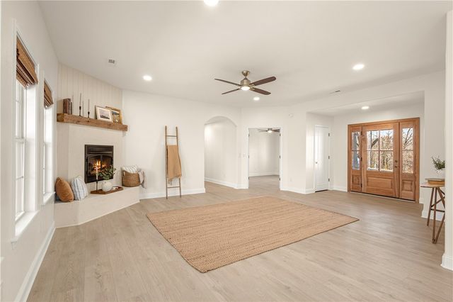 2 Granshire Lane, Bella Vista, AR 72714