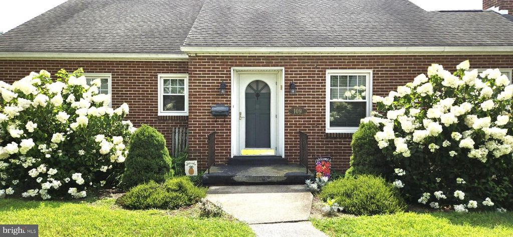 Image 6 of property listing at 109 NORTHEAST AVE, Waynesboro, PA 17268