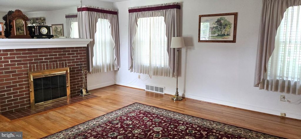 Image 8 of property listing at 109 NORTHEAST AVE, Waynesboro, PA 17268