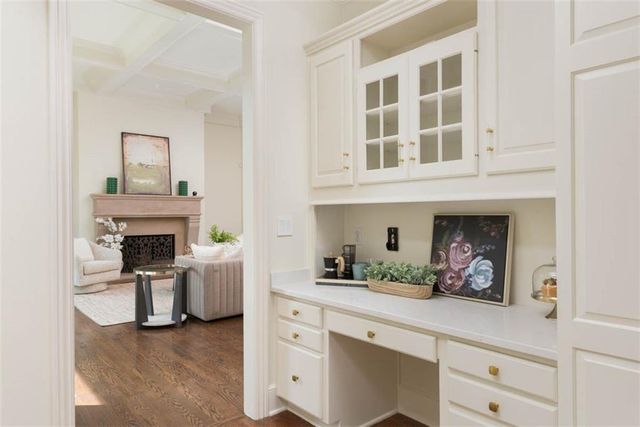 11413 Manor Road, Leawood, KS 66211