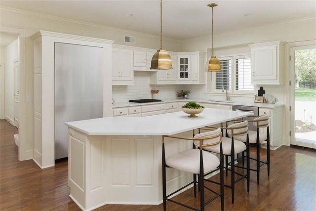 11413 Manor Road, Leawood, KS 66211
