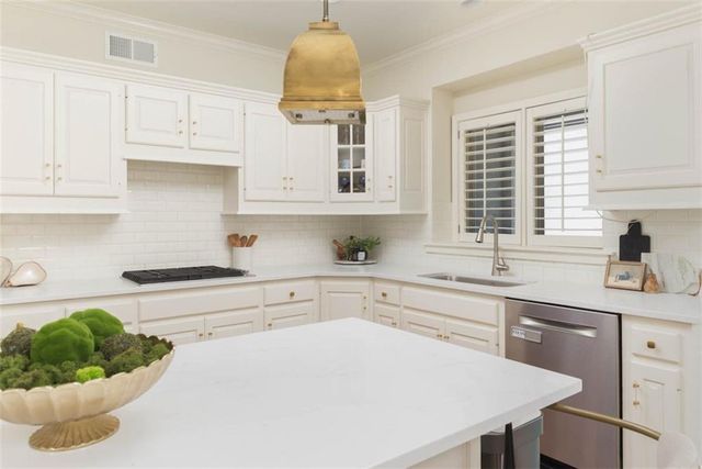 11413 Manor Road, Leawood, KS 66211