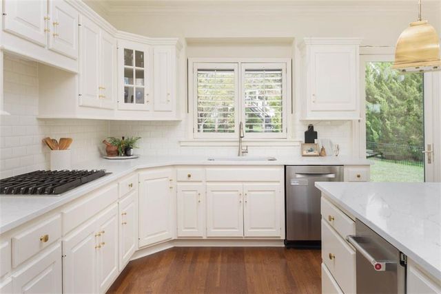 11413 Manor Road, Leawood, KS 66211