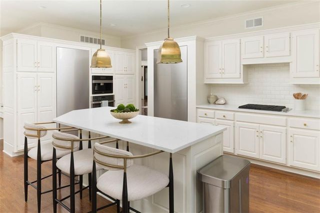 11413 Manor Road, Leawood, KS 66211