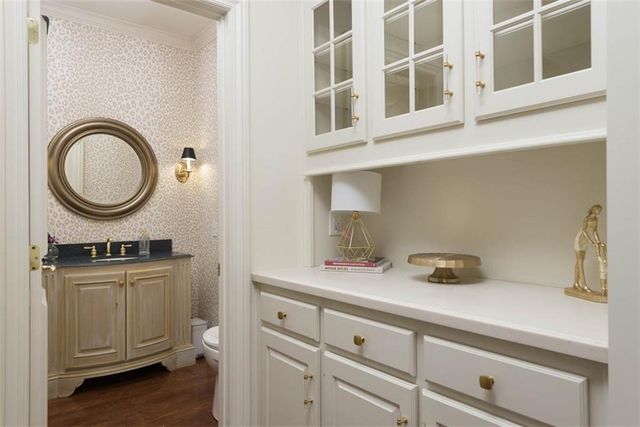 11413 Manor Road, Leawood, KS 66211
