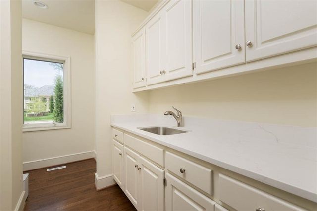 11413 Manor Road, Leawood, KS 66211