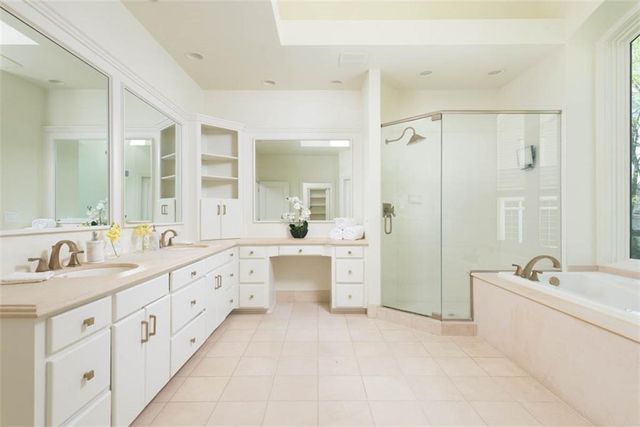 11413 Manor Road, Leawood, KS 66211