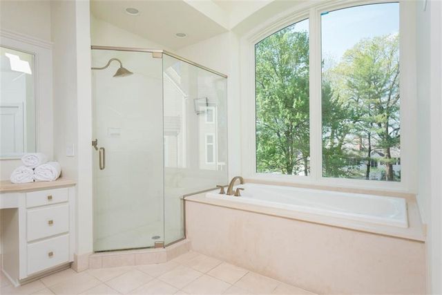 11413 Manor Road, Leawood, KS 66211