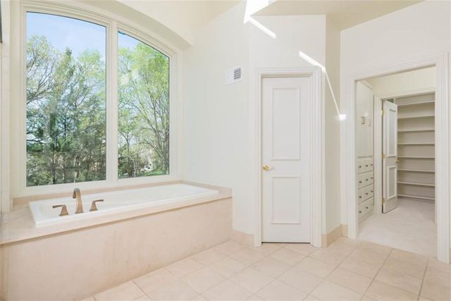 11413 Manor Road, Leawood, KS 66211