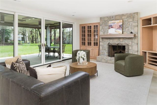 11413 Manor Road, Leawood, KS 66211