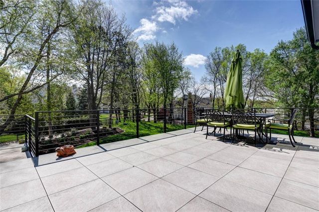 11413 Manor Road, Leawood, KS 66211