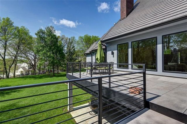11413 Manor Road, Leawood, KS 66211