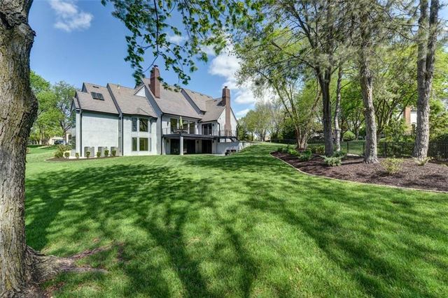 11413 Manor Road, Leawood, KS 66211