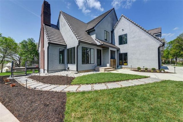 11413 Manor Road, Leawood, KS 66211