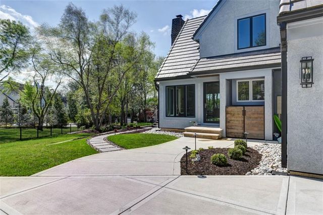 11413 Manor Road, Leawood, KS 66211