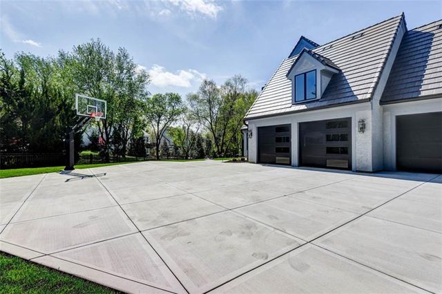 11413 Manor Road, Leawood, KS 66211