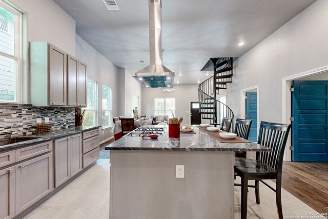 305 Spruce, San Antonio, TX 78203