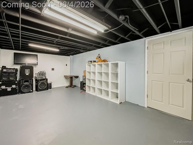 31745 Schoolcraft, Fraser, MI 48026