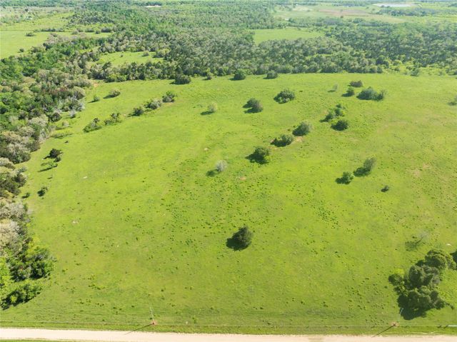 05 Hunt LN, Waelder, TX 78959