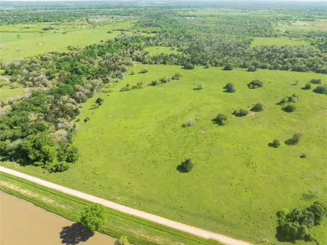 05 Hunt LN, Waelder, TX 78959