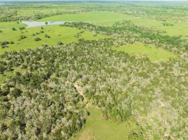 05 Hunt LN, Waelder, TX 78959