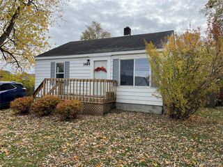 1484 E Mclean Avenue, Burton, MI 48529