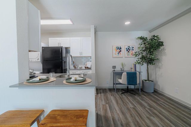200 Hallow Tree Lane 1410-2, Houston, TX 77090