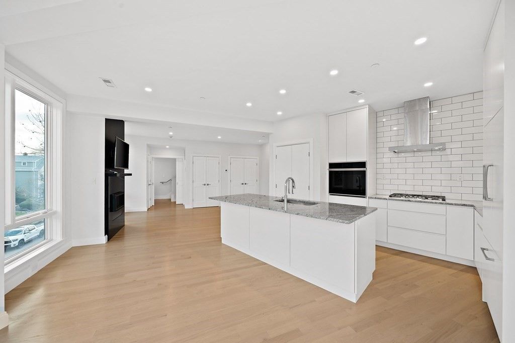 4383 Washington 2, Boston, MA 02131