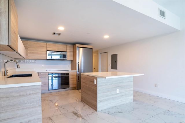 16385 Biscayne Boulevard 417, North Miami Beach, FL 33160