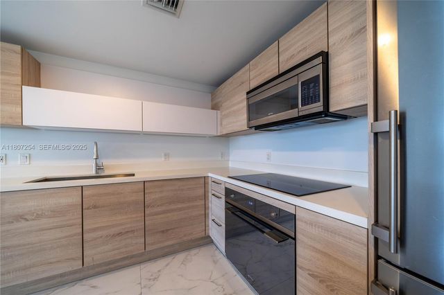 16385 Biscayne Boulevard 417, North Miami Beach, FL 33160