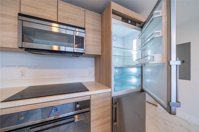 16385 Biscayne Boulevard 417, North Miami Beach, FL 33160