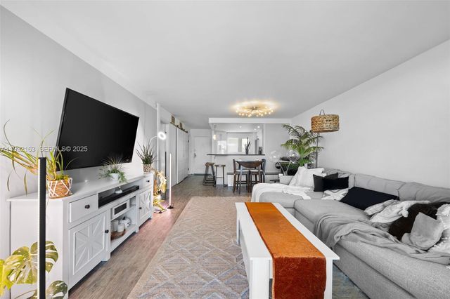 4000 NE 170th St 602, North Miami Beach, FL 33160