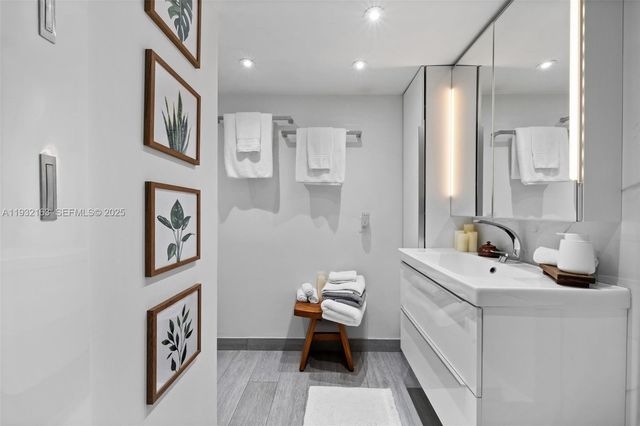 4000 NE 170th St 602, North Miami Beach, FL 33160