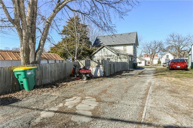 109 W Miami Street NE, Paola, KS 66071