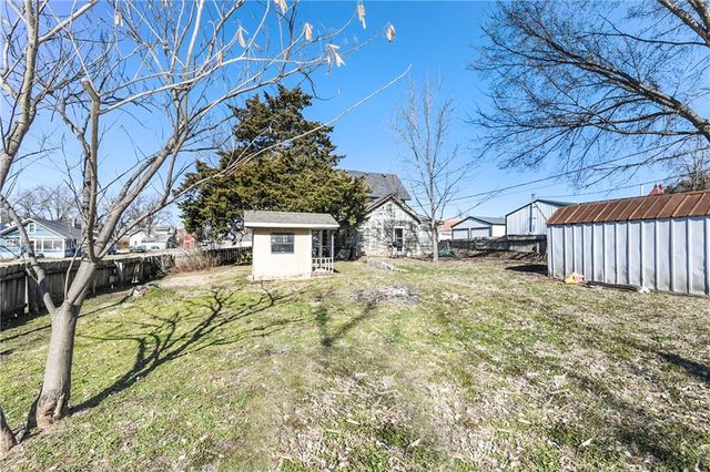 109 W Miami Street NE, Paola, KS 66071