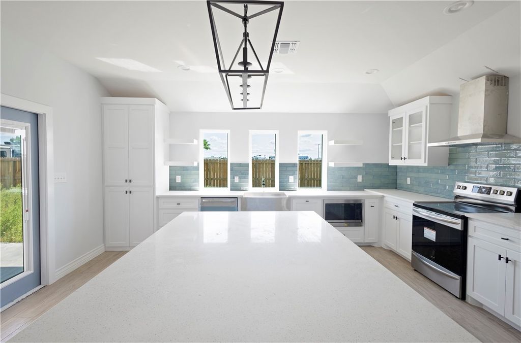 125 Shoalwater Way, Rockport, TX 78382 — photo 2