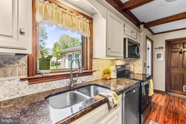4 PLEASANT DR, Lancaster, PA 17602