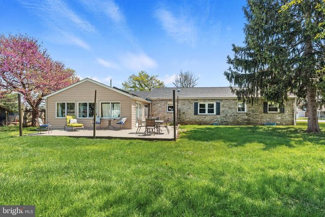 4 PLEASANT DR, Lancaster, PA 17602
