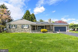 4 PLEASANT DR, Lancaster, PA 17602