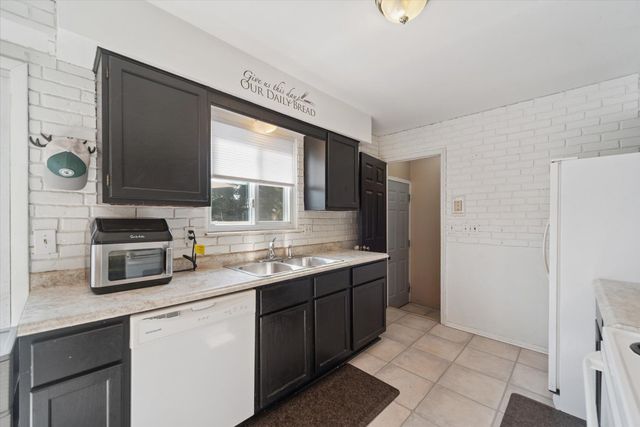 331 Scarlett Oak Lane, Perry, MI 48872